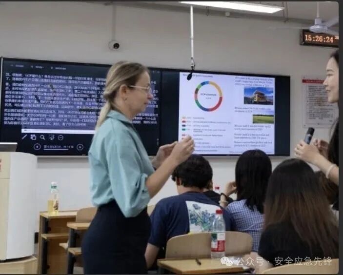 安全与应急管理学院邀请白俄罗斯戈梅利国立技术大学教授为师生讲座